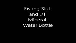 Fisting Schlampe und Wasserflasche